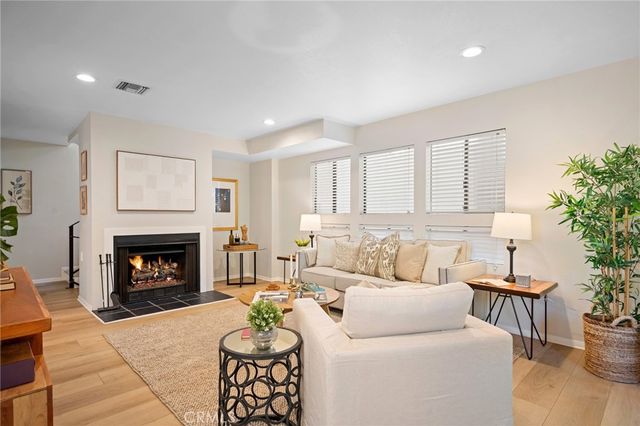 2743 Hermosa B, Montrose, CA 91020