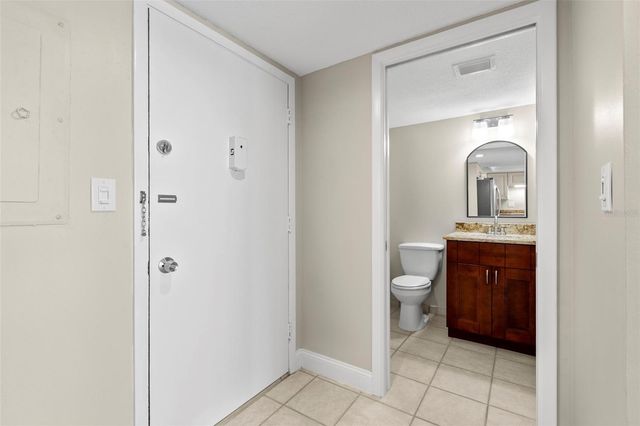 500 TREASURE ISLAND CAUSEWAY 205, Treasure Island, FL 33706