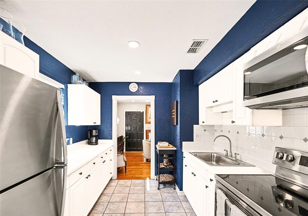 Image 12 of property listing at 4600 30TH AVENUE N, St Petersburg, FL 33713