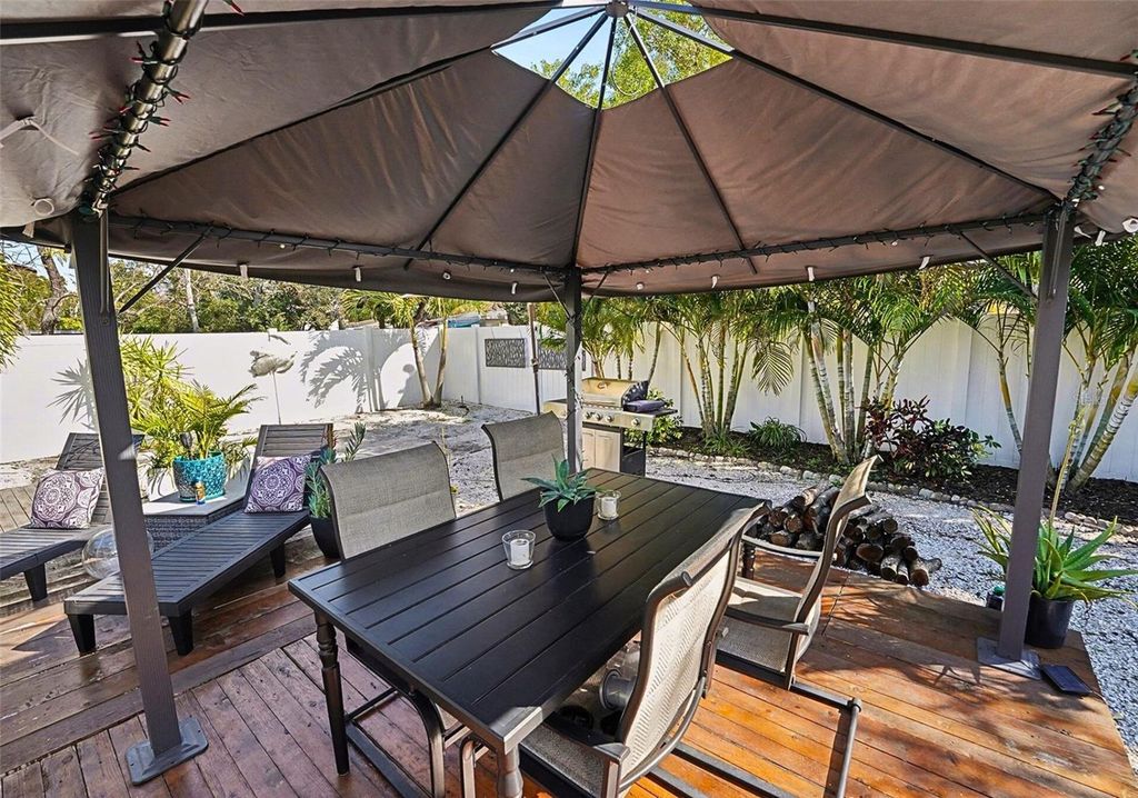 Image 16 of property listing at 4600 30TH AVENUE N, St Petersburg, FL 33713