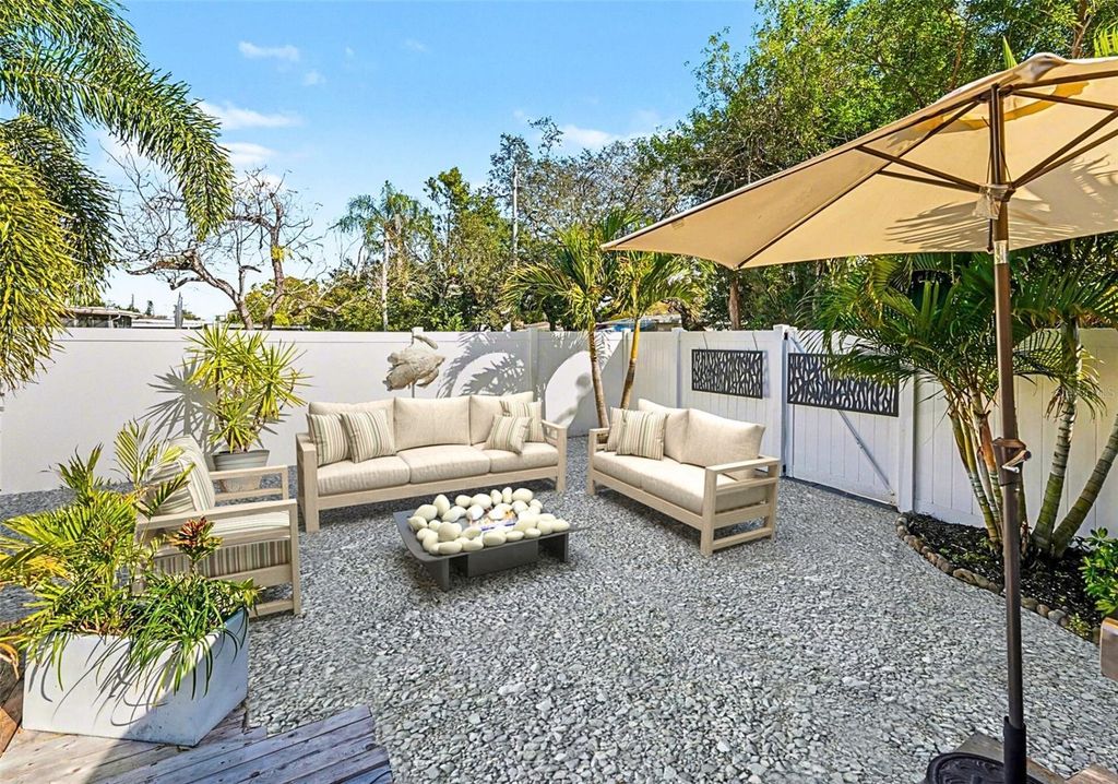 Image 18 of property listing at 4600 30TH AVENUE N, St Petersburg, FL 33713