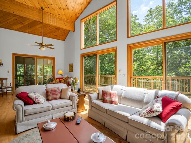 366 Summer Haven Road, Swannanoa, NC 28778