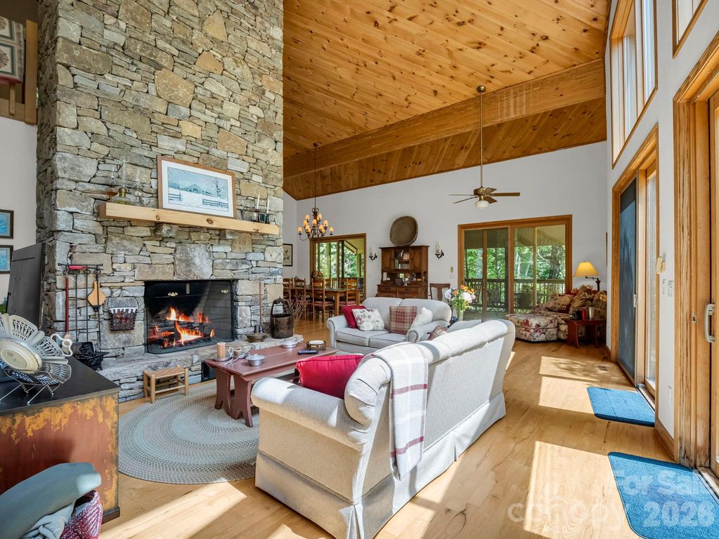 366 Summer Haven Road, Swannanoa, NC 28778