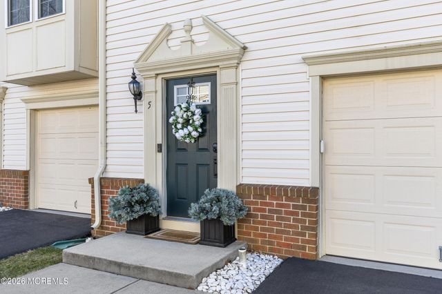 5 Jake Drive, Tinton Falls, NJ 07712