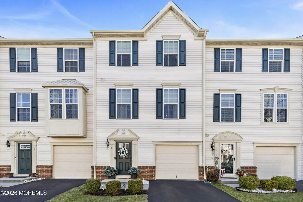 5 Jake Drive, Tinton Falls, NJ 07712
