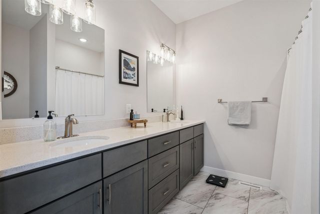 273 Meadow Brook Trl, Manchester, IA 52057