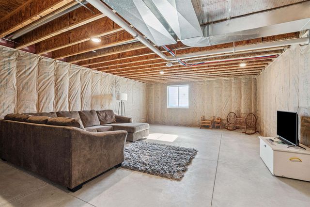 273 Meadow Brook Trl, Manchester, IA 52057