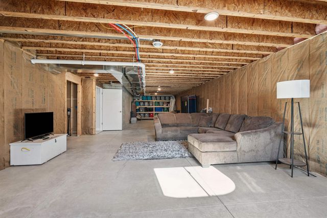 273 Meadow Brook Trl, Manchester, IA 52057