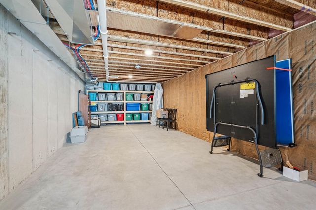 273 Meadow Brook Trl, Manchester, IA 52057