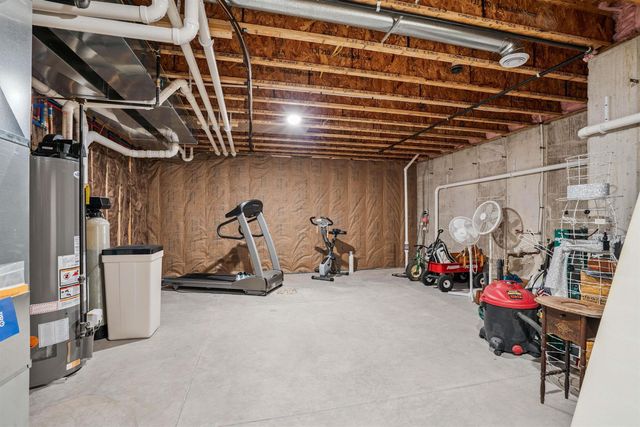 273 Meadow Brook Trl, Manchester, IA 52057