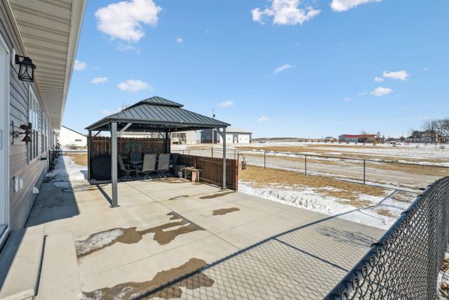 273 Meadow Brook Trl, Manchester, IA 52057