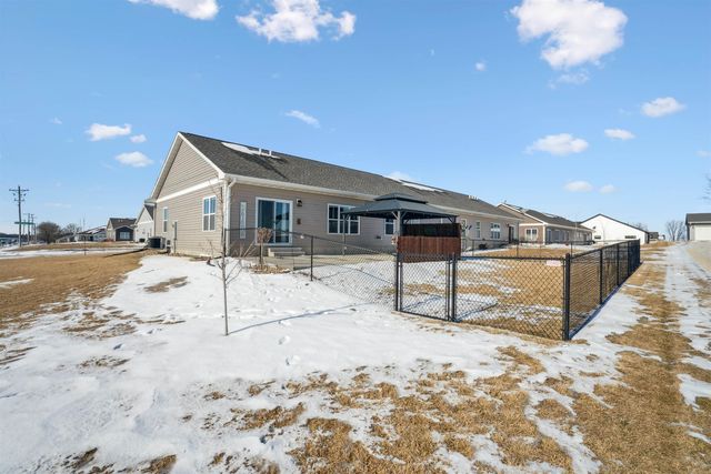 273 Meadow Brook Trl, Manchester, IA 52057