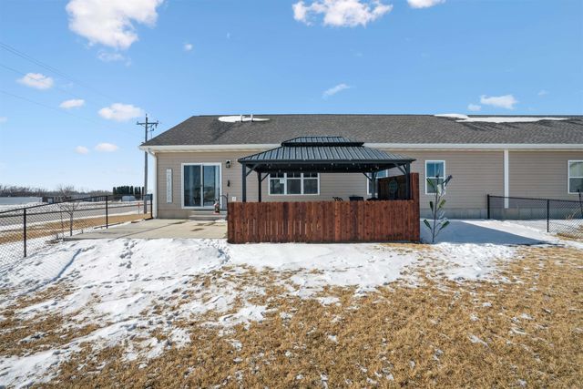 273 Meadow Brook Trl, Manchester, IA 52057