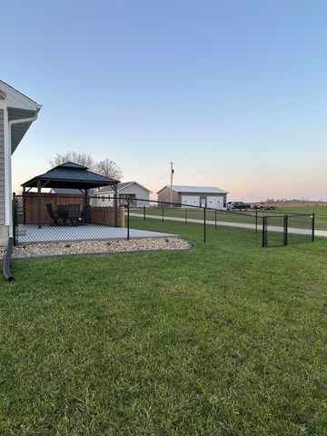 273 Meadow Brook Trl, Manchester, IA 52057