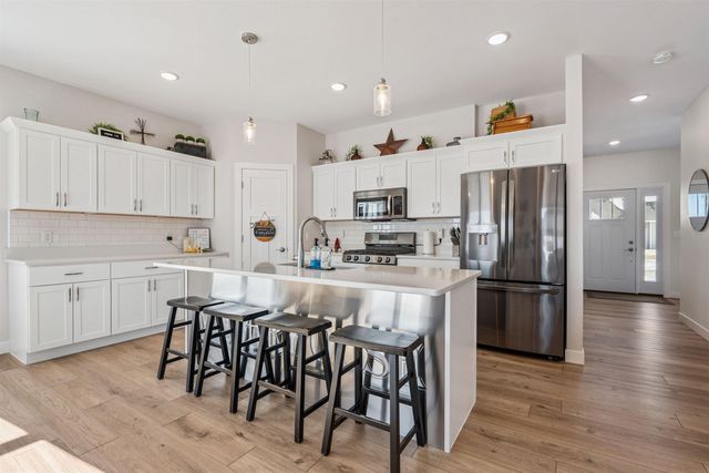 273 Meadow Brook Trl, Manchester, IA 52057