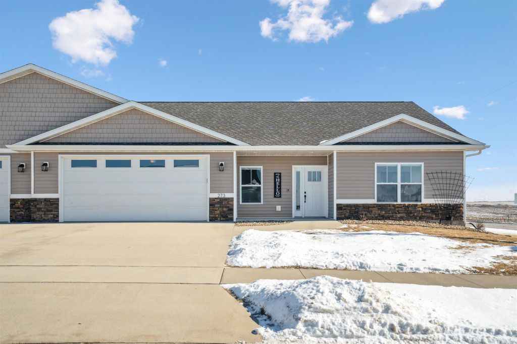 273 Meadow Brook Trl, Manchester, IA 52057