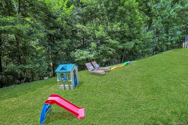 28 Summit Place, Pleasantville, NY 10570