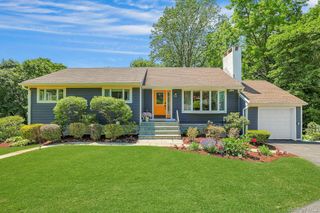 28 Summit Place, Pleasantville, NY 10570