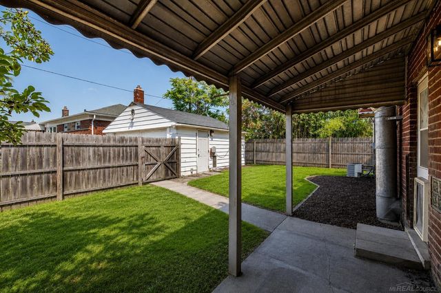 26001 Fernwood Street, Roseville, MI 48066