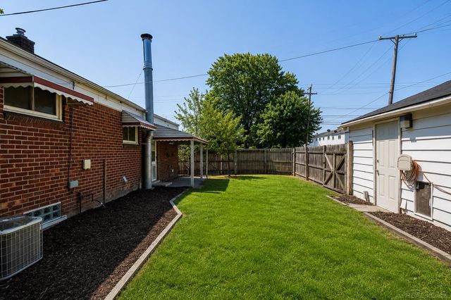 26001 Fernwood Street, Roseville, MI 48066