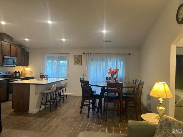 7307 Millers Point Lane, Bakersfield, CA 93307