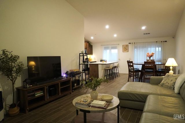 7307 Millers Point Lane, Bakersfield, CA 93307