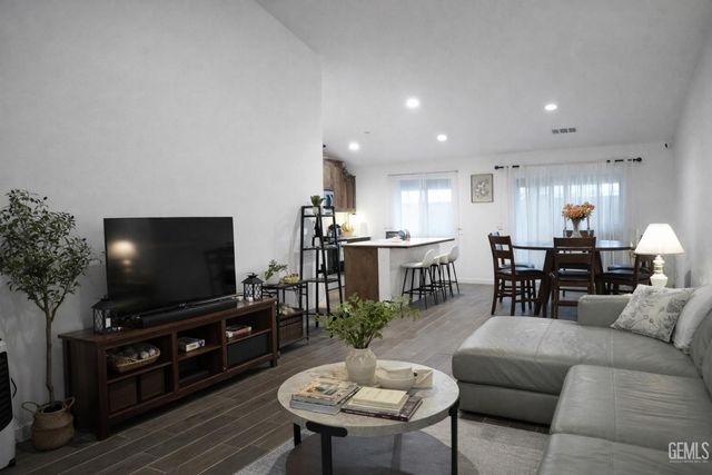 7307 Millers Point Lane, Bakersfield, CA 93307