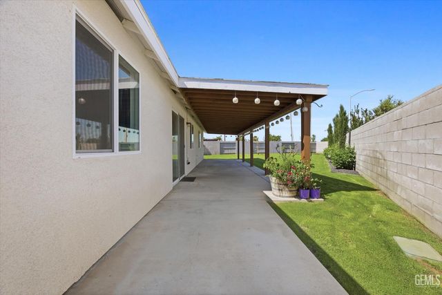 7307 Millers Point Lane, Bakersfield, CA 93307