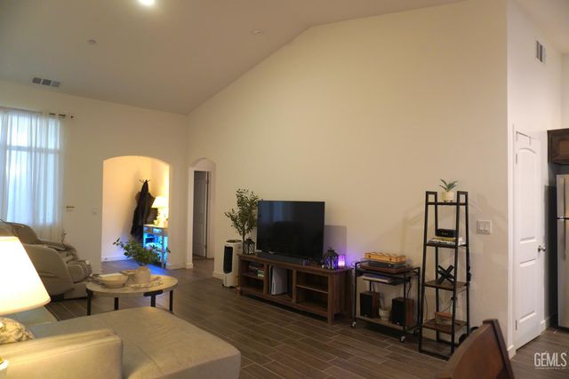 7307 Millers Point Lane, Bakersfield, CA 93307