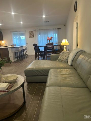 7307 Millers Point Lane, Bakersfield, CA 93307