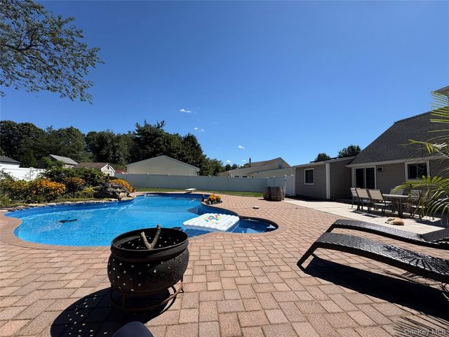 7 Woodbrook Drive, Ridge, NY 11961