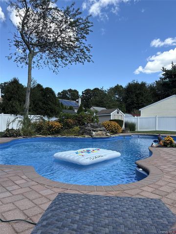 7 Woodbrook Drive, Ridge, NY 11961