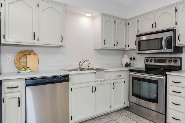 224 SW Pinetree Lane, Lee's Summit, MO 64063