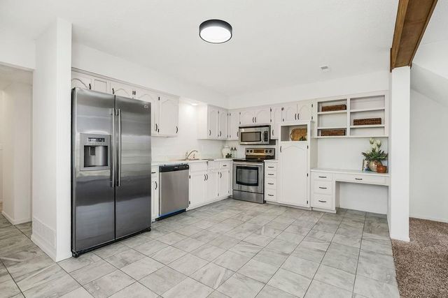 224 SW Pinetree Lane, Lee's Summit, MO 64063