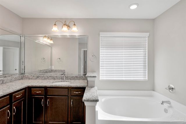 5521 Dunridge Dr, Pace, FL 32571