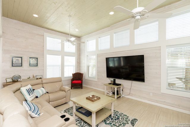 624 Banyan Beach Dr, Port Aransas, TX 78373