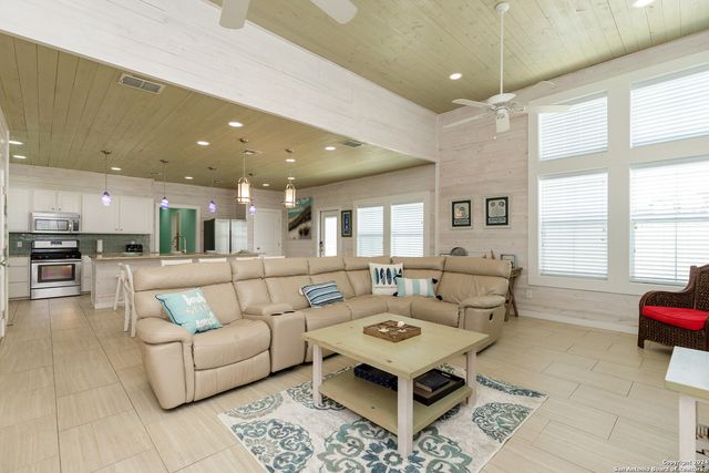 624 Banyan Beach Dr, Port Aransas, TX 78373