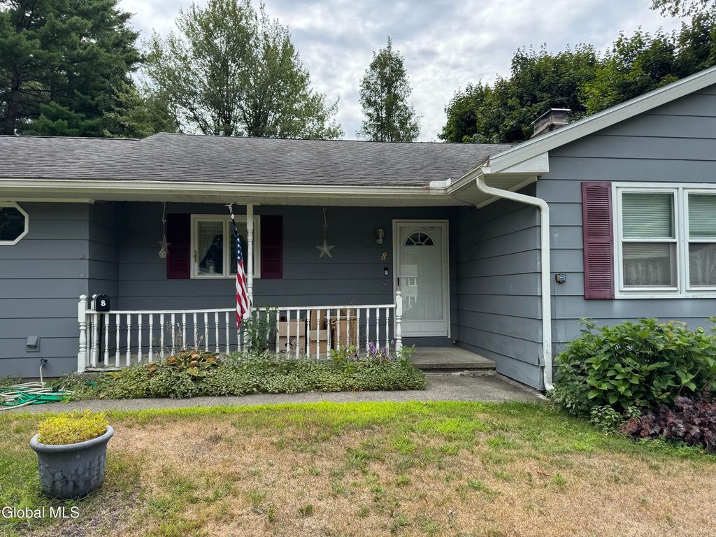 8 Crestwood Drive, Queensbury, NY 12804