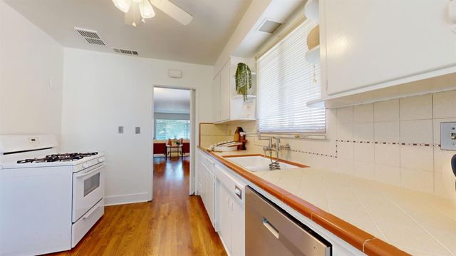 807 E Peralta Way, Fresno, CA 93704