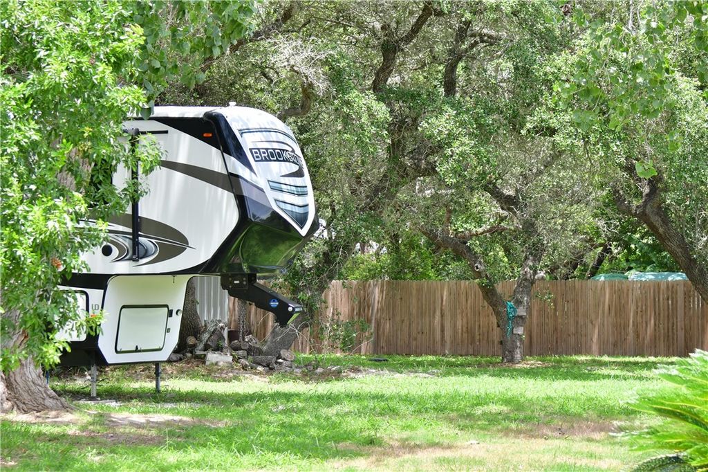 304 Traylor Ave, Rockport, TX 78382 — photo 2