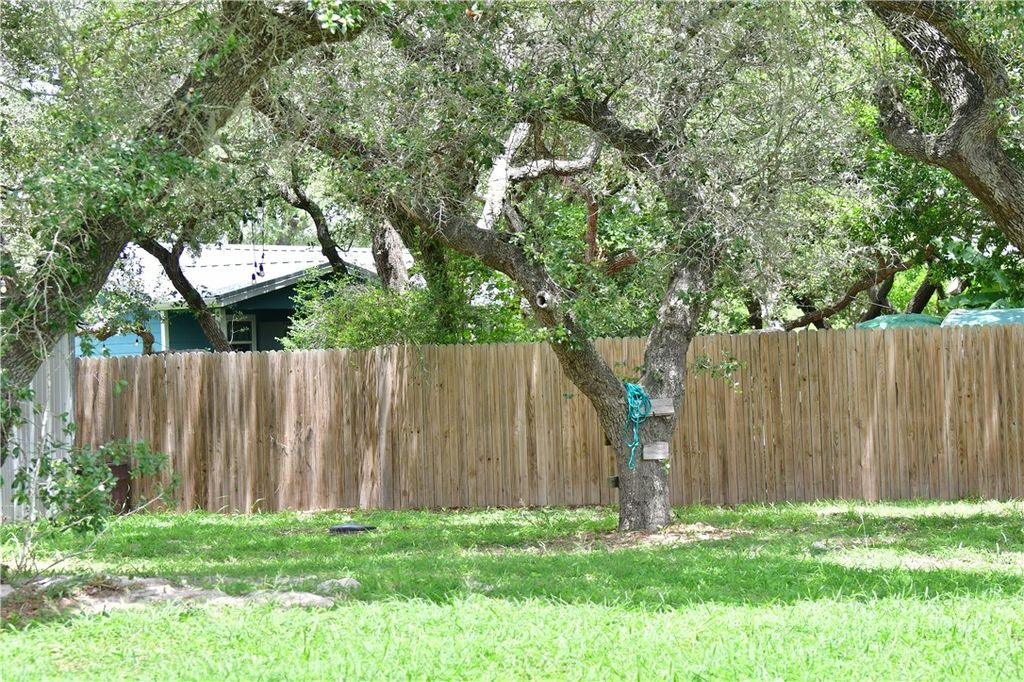 304 Traylor Ave, Rockport, TX 78382 — photo 4