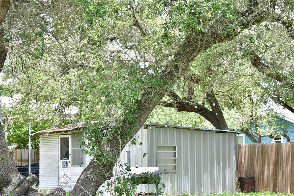 304 Traylor Ave, Rockport, TX 78382 — photo 5
