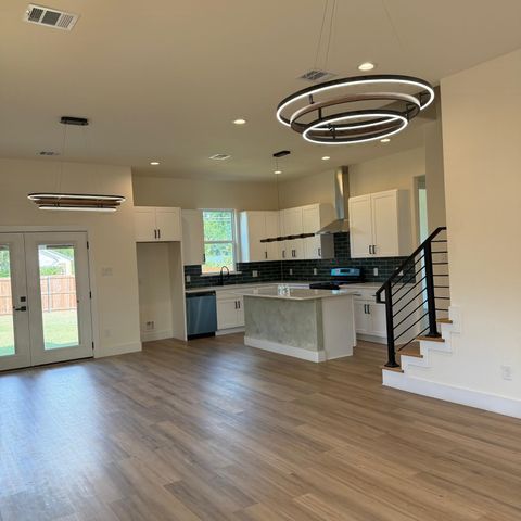 2701 S Jones Street, Fort Worth, TX 76104