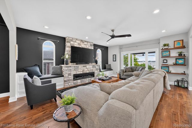 240 Rosebud Court, Walled Lake, MI 48390