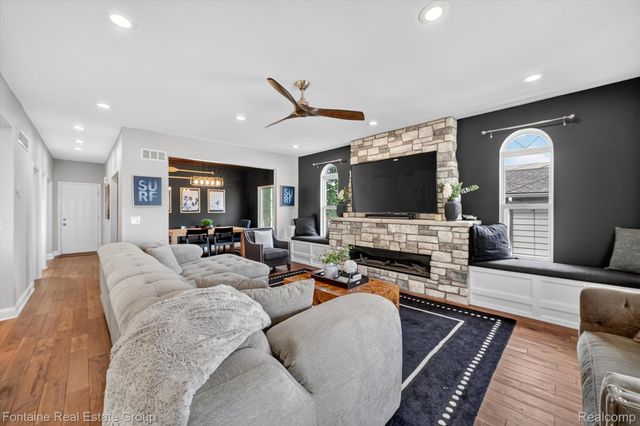 240 Rosebud Court, Walled Lake, MI 48390