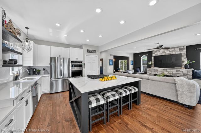240 Rosebud Court, Walled Lake, MI 48390