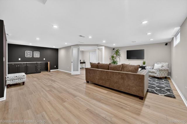 240 Rosebud Court, Walled Lake, MI 48390