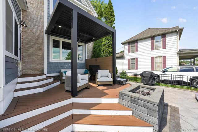 240 Rosebud Court, Walled Lake, MI 48390