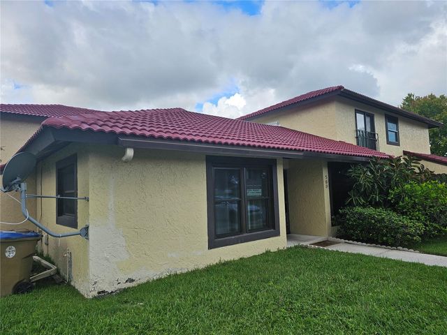 569 HUNTER CIRCLE, Kissimmee, FL 34758