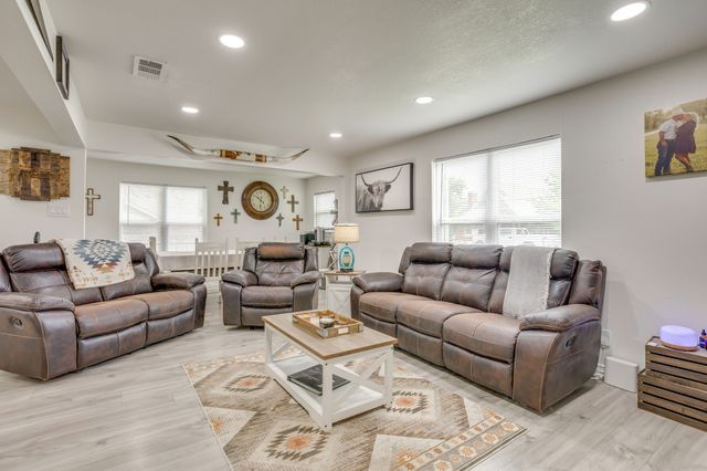 109 W Purdom Avenue, Alvarado, TX 76009